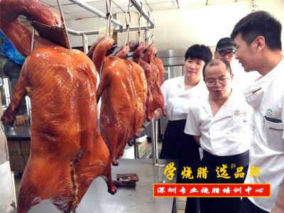 烧鸭培训-女学员表现很勤快